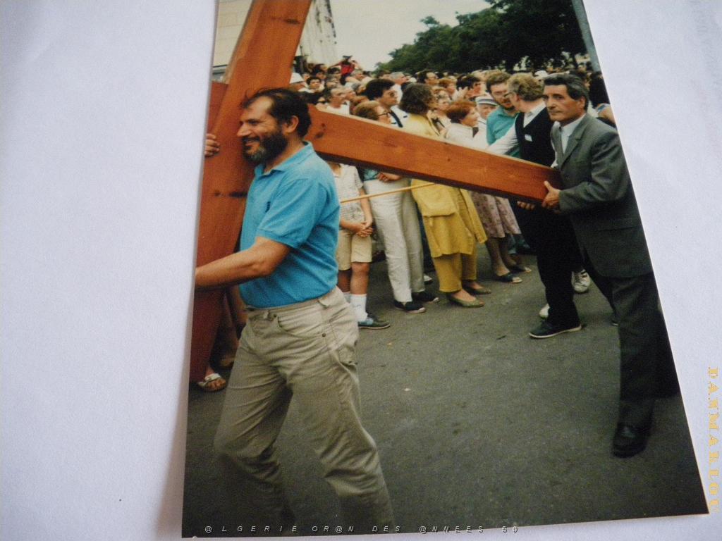 NIMES porteur de la croix procession nimes ouaniche maxime de la rue adolphe cousin .JPG